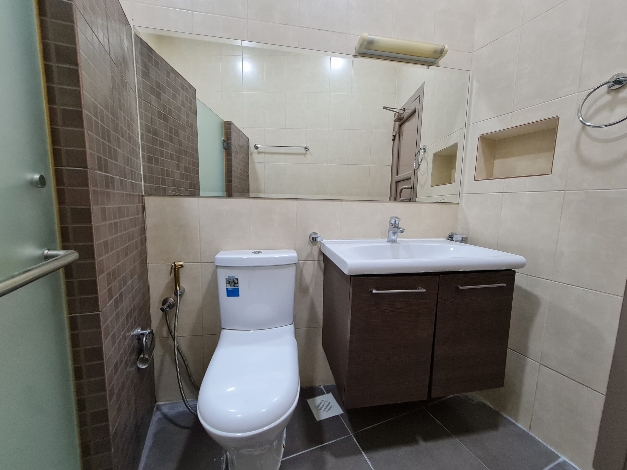 Three bedrooms flat for rent in Jurdab semi furnished without EWA