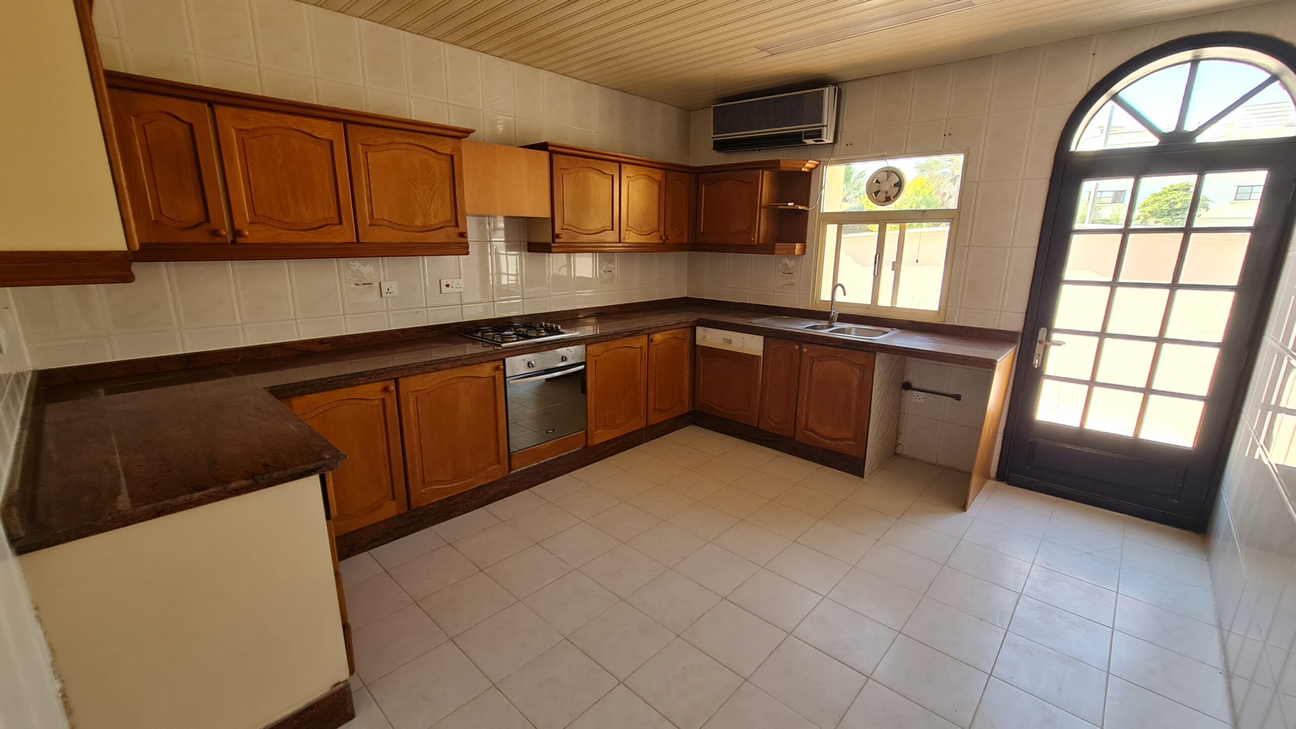 Villa for rent with 3 bedrooms, semi-furnished, located in Bu Ashira