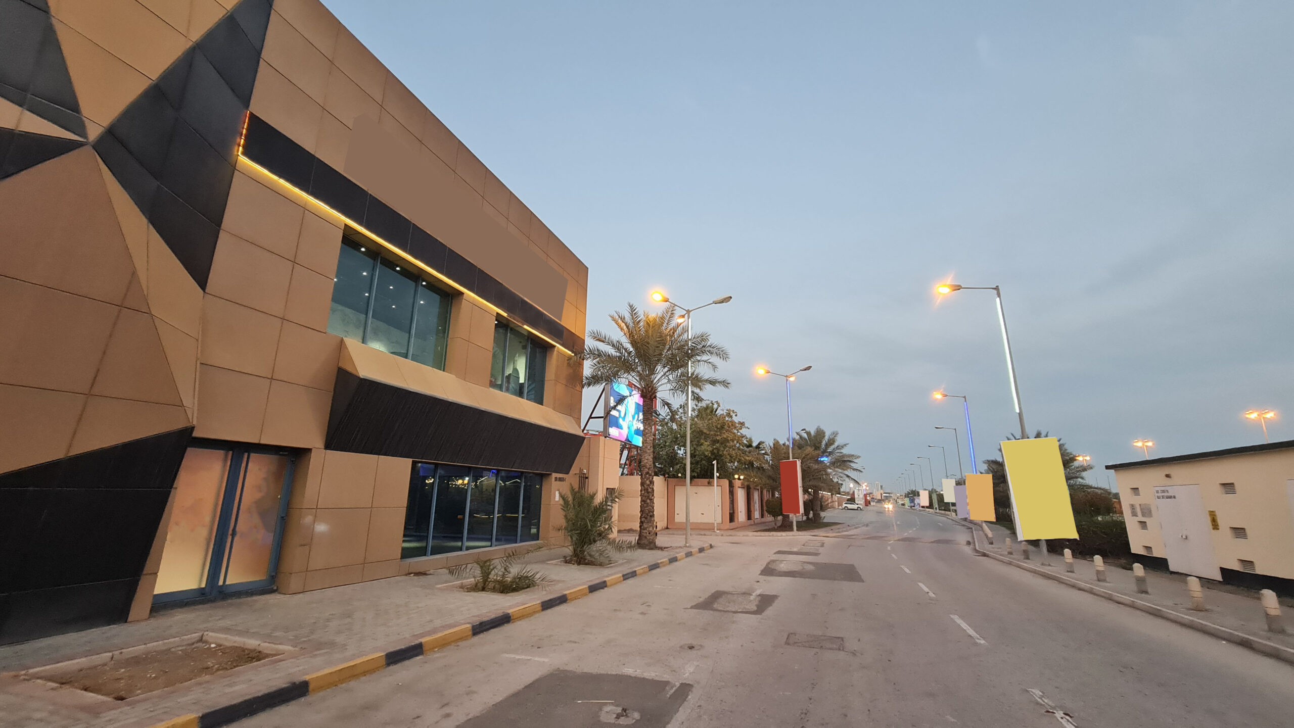للإيجار معرض ومكتب تجاري بمنطقة عذاري على شارع الشيخ عيسى بن سلمان ال خليفة الرئيسي